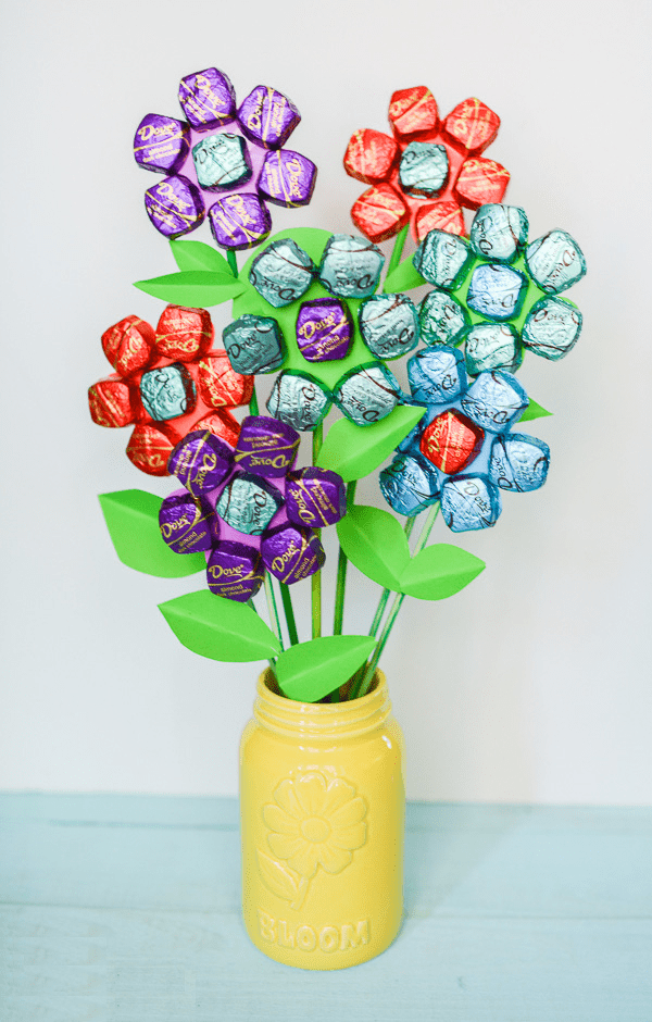 Hãy thử trang trí hoa cùng những thanh kẹo nhiều màu sắc