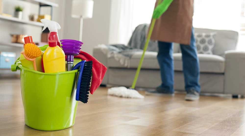 Dọn dẹp nhà cửa gọn gàng, đỡ đần các công việc nặng nhọc giúp vợ