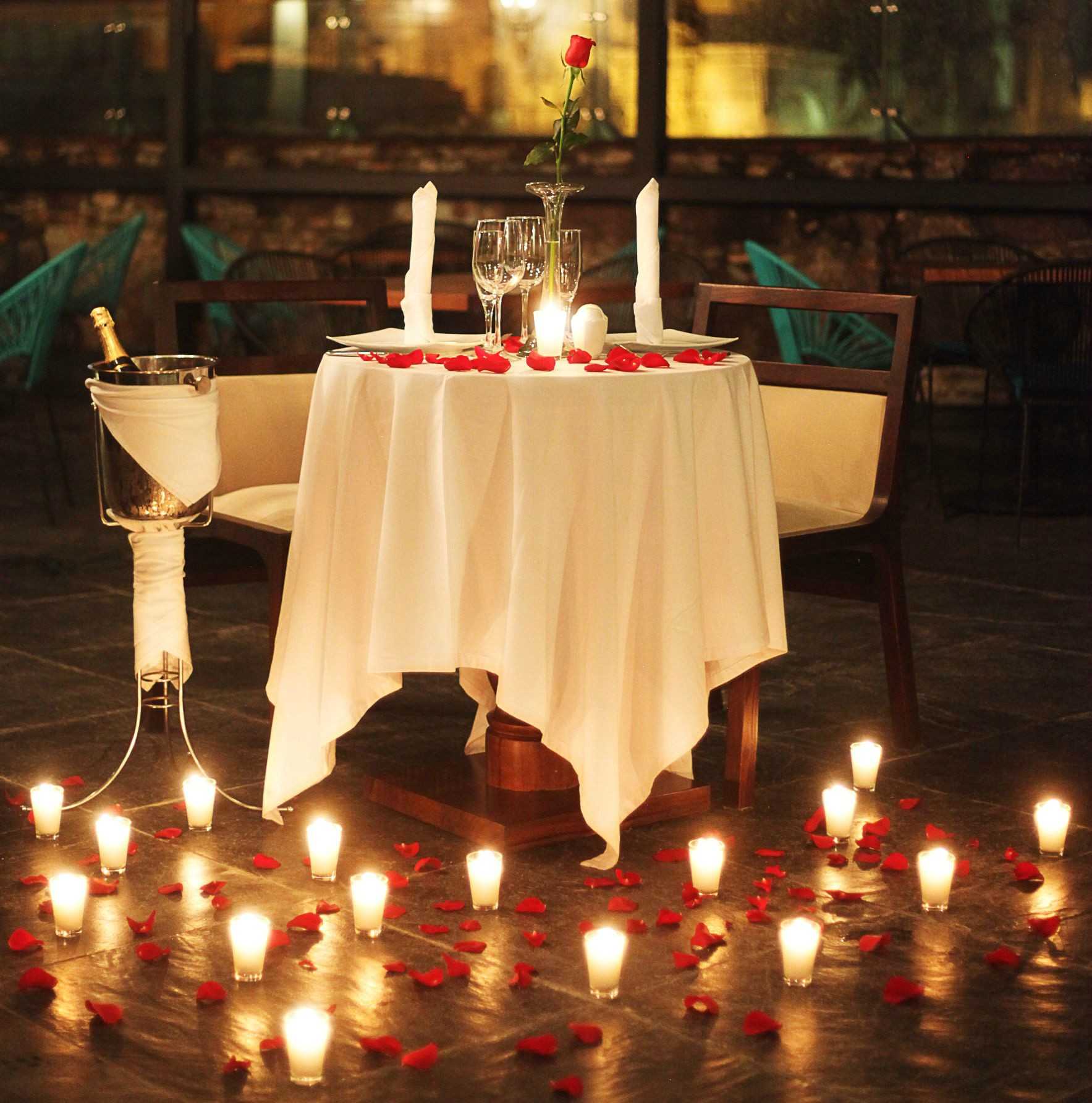 Bữa tối lãng mạn dưới ánh nến mang đến sự thăng hoa đầy cảm xúc